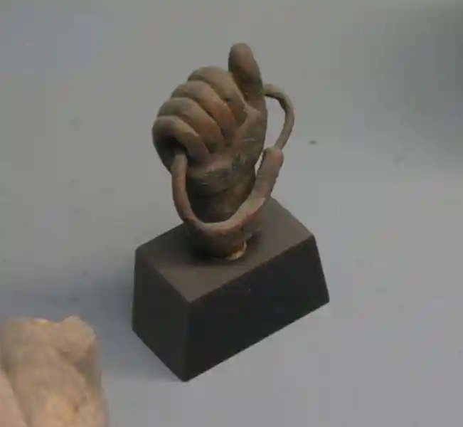Hands of bronze and diorite statues